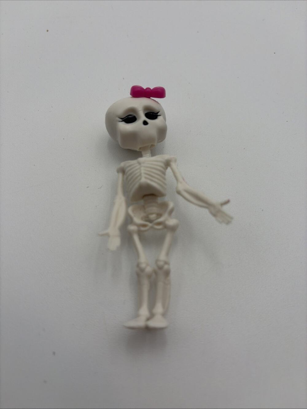 Monster High Skeleton Ghouls Rule Draculaura Doll Pet with Bow White Skullette